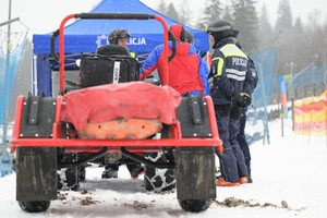 na zdjęciu policjanci i narciarze podczas inauguracji sezonu narciarskiego
