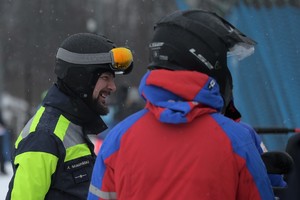 na zdjęciu policjanci i narciarze podczas inauguracji sezonu narciarskiego