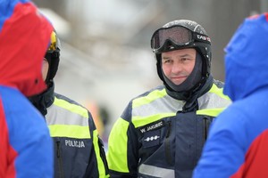 na zdjęciu policjanci i narciarze podczas inauguracji sezonu narciarskiego