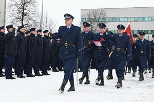 Na pierwszym planie poczet sztandarowy.