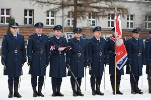 Poczet sztandarowy stoi w szeregu.