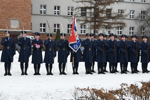 Policjanci prezentują broń i szable.