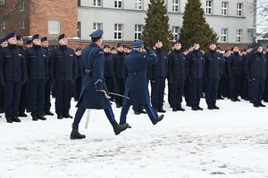 Komendant i nowoprzyjęci policjanci.