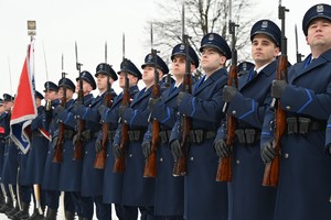 Policjanci prezentują broń.