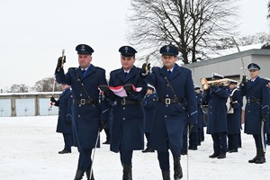 Poczet sztandarowy ze złożonym sztandarem.