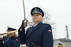 Policjant z uniesioną szablą.