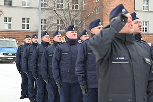 Policjanci stoją w pozycji zasadniczej.