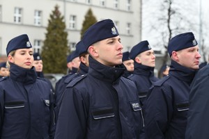 Policjantka wraz z policjantami.