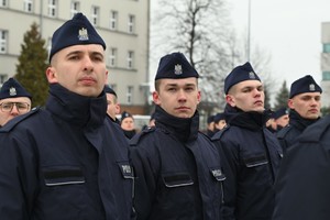 Na pierwszym planie 4 policjantów.