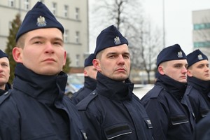 Twarze 4 policjantów.