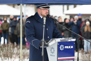 Policjant podczas przemowy.