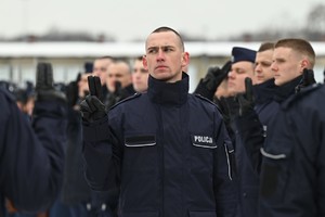 Na pierwszym planie policjant składający ślubowanie.