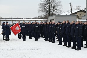 Policjanci i poczet sztandarowy.