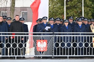 Komendant przemawia do policjantów.