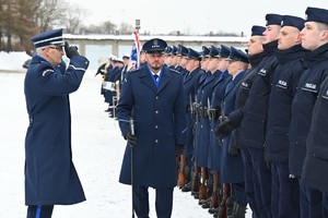 Komendant i policjanci składający ślubowanie podczas ceremonii.