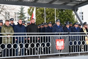 Komendant przemawia do policjantów podczas uroczystości ślubowania.