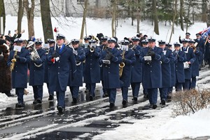 Policjanci policyjnej orkiestry maszerują.
