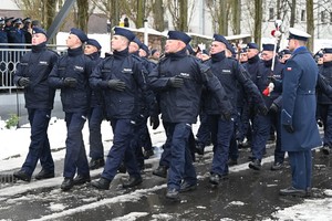Policjanci, którzy złożyli ślubowanie maszerują.