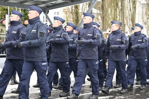 Ślubujący policjanci maszerują.