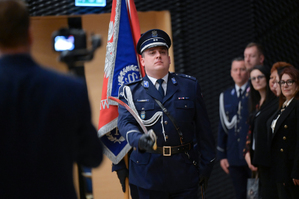 na zdjęciu poczet sztandarowy śląskiej policji
