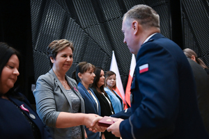 na zdjęciu Komendant Wojewódzki Policji w Katowicach składający gratulacje