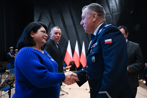 na zdjęciu Komendant Wojewódzki Policji w Katowicach składający gratulacje