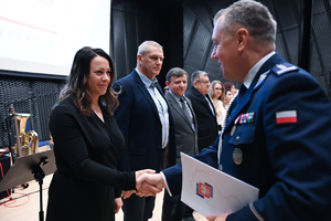 na zdjęciu Komendant Wojewódzki Policji w Katowicach składający gratulacje