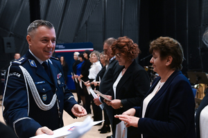 na zdjęciu Komendant Wojewódzki Policji w Katowicach składający gratulacje