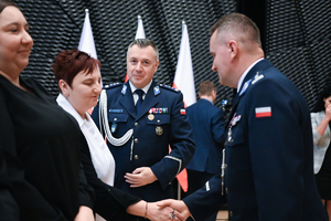 na zdjęciu Komendant Wojewódzki Policji w Katowicach składający gratulacje