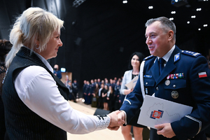 na zdjęciu Komendant Wojewódzki Policji w Katowicach składający gratulacje