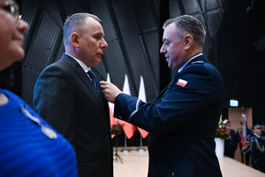 na zdjęciu Komendant Wojewódzki Policji w Katowicach składający gratulacje