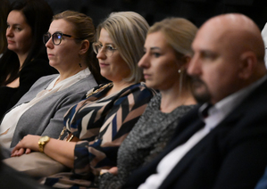 na zdjęciu pracownicy cywilni policji podczas gali
