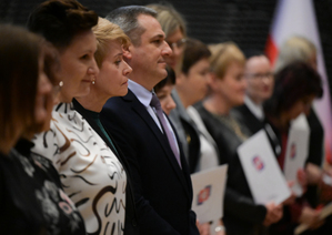 na zdjęciu pracownicy cywilni policji