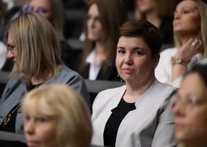 na zdjęciu pracownicy cywilni policji