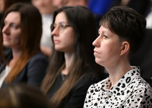 na zdjęciu pracownicy cywilni policji