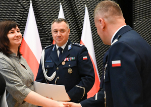 na zdjęciu Komendant Wojewódzki Policji w Katowicach podczas składania gratulacji