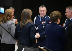 na zdjęciu Komendant Wojewódzki Policji w Katowicach podczas składania gratulacji