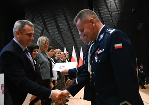 na zdjęciu Komendant Wojewódzki Policji w Katowicach podczas składania gratulacji