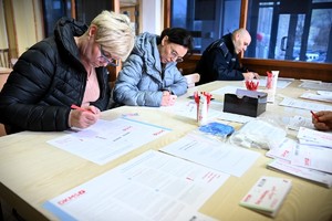 Policjant i dwie pracownice wypełniają formularze.