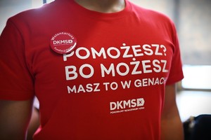 Koszulka wolontariusza z napisem pomożesz, bo możesz, masz to  genach.