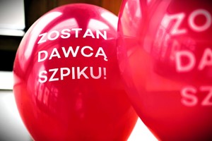 Balony koloru czerwonego z napisem zostań dawcą szpiku.
