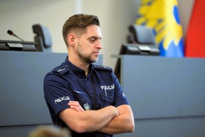 Na zdjęciu umundurowany policjant.