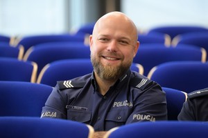 Na zdjęciu umundurowany policjant.