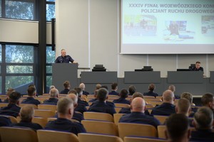 Na zdjęciu policjanci siedzący na auli. Przed nimi, na mównicy umundurowany policjant.