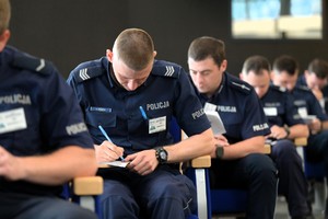 Na zdjęciu policjanci podczas pisemnego testu z wiedzy ogólnej.