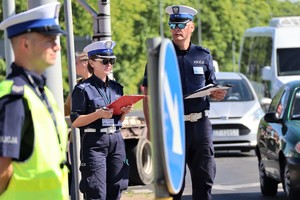 Na zdjęciu umundurowani policjanci.