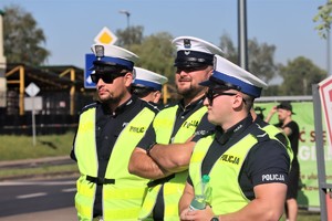 Na zdjęciu umundurowani policjanci.