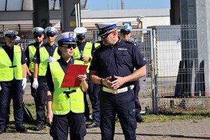 Na zdjęciu policjanci wydziału ruchu drogowego.