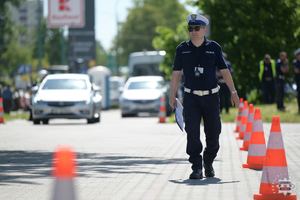 Na zdjęciu policjant ruchu drogowego.