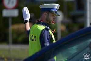 Na zdjęciu policjant ruchu drogowego.